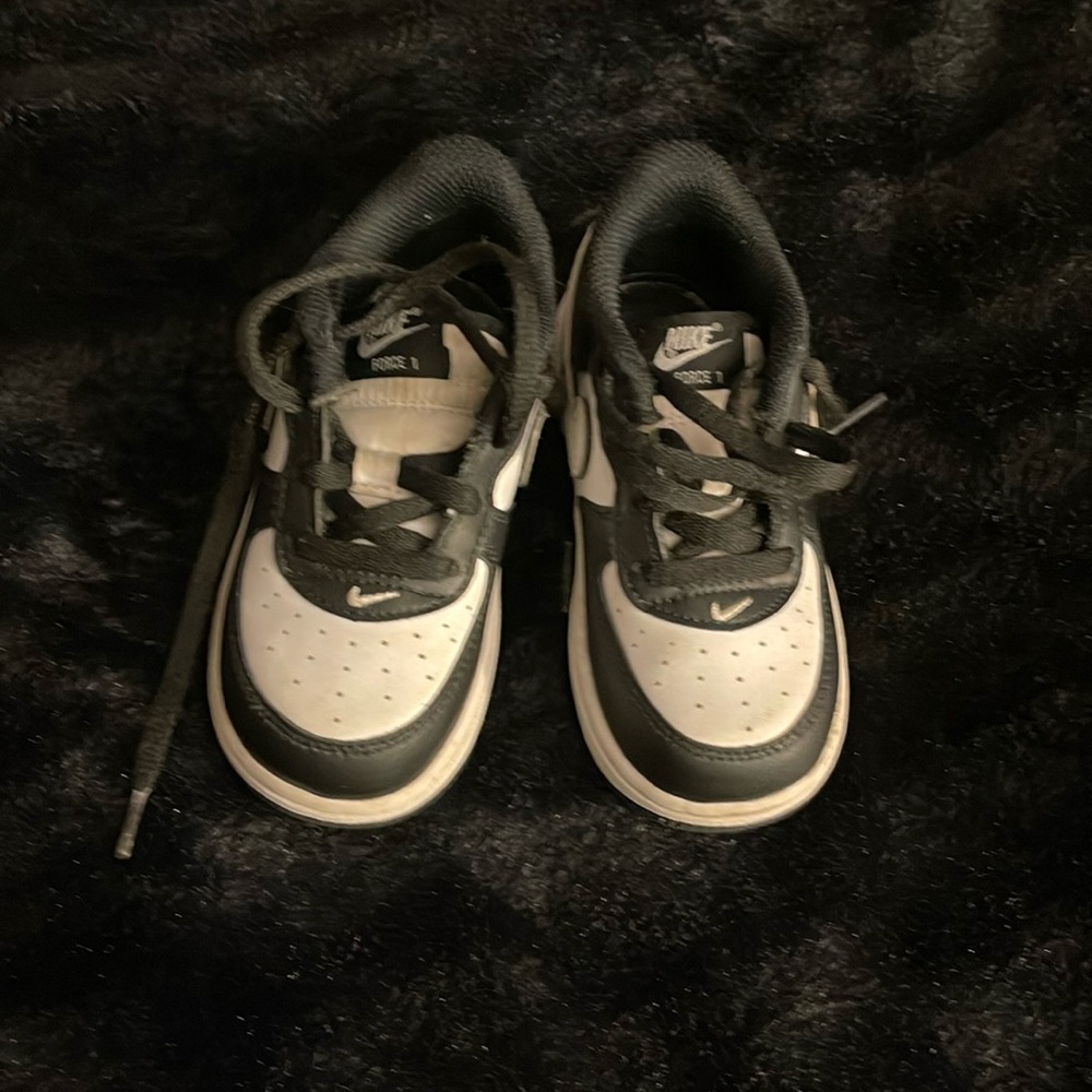 Boys 8C Nike Air Force 1 Sneakers Black/White Lace Up Low Top EX CONDITION
